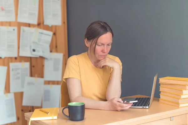 Freelancer Feminino Trabalhando Smartphone Escritório Casa Digitando Mensagem Texto Foco — Fotografia de Stock