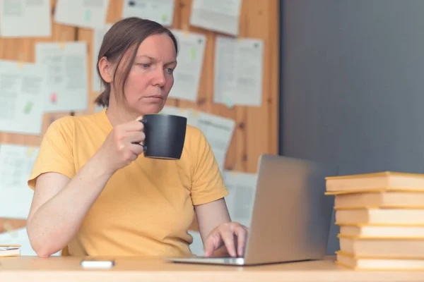 Žena Volné Noze Pracující Notebooku Pití Kávy Domácí Kanceláři Selektivní — Stock fotografie