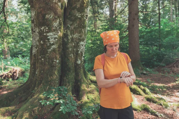 Mujer Excursionista Usando Pulsera Inteligente Rastreador Fitness Durante Trekking Naturaleza —  Fotos de Stock