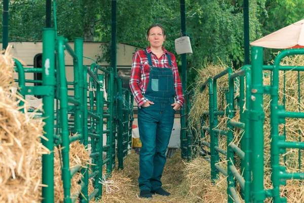 Keçi Çiftliğinde Keçi Ağılının Önünde Poz Veren Kadın Çiftçi — Stok fotoğraf