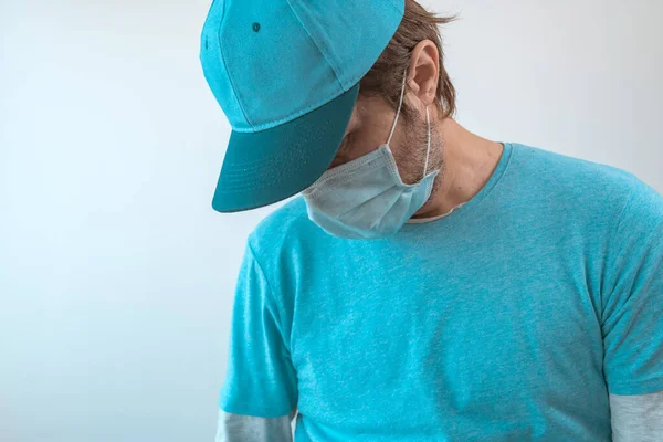 Virüs Salgını Sırasında Yüz Koruyucu Maskeli Bir Teslimatçı Mavi Tişört — Stok fotoğraf