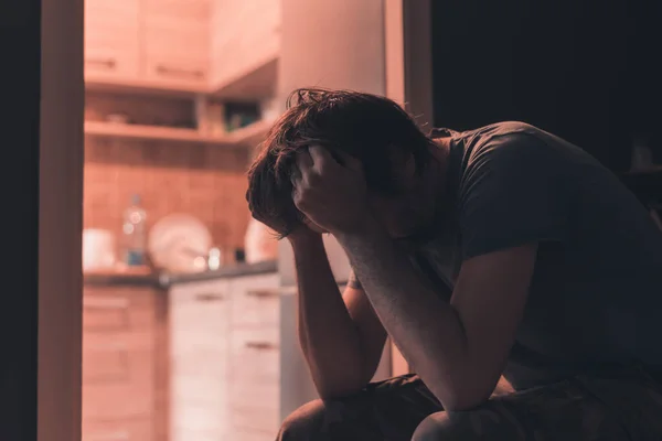 Depressiver Trauriger Mann Weint Dunklem Raum Mit Kopf Händen Selektiver — Stockfoto