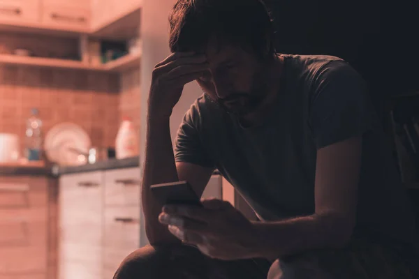 Homem Deprimido Digitando Mensagem Texto Telefone Celular Sala Escura Foco — Fotografia de Stock