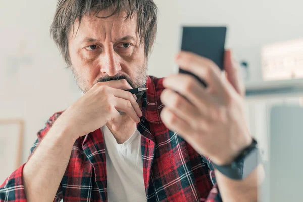 Bezorgde Freelancer Die Sms Jes Leest Mobiele Telefoon Zijn Eigen — Stockfoto