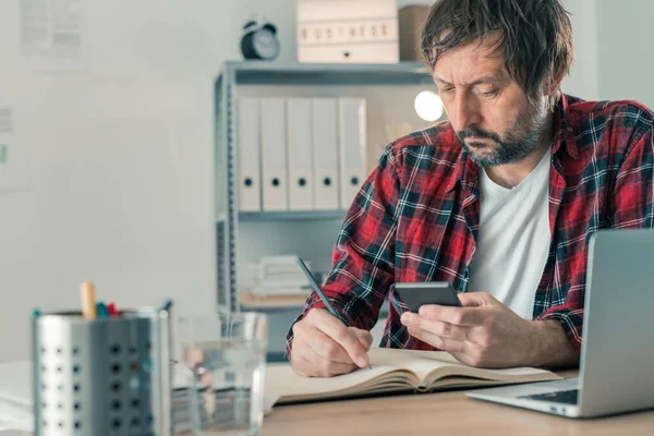 Freelancer Writing Notes Using Smartphone Home Office Interior Selective Focus — Stock Photo, Image