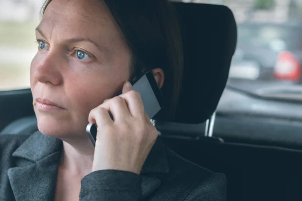 Mujer Negocios Hablando Por Teléfono Móvil Asiento Trasero Del Coche — Foto de Stock