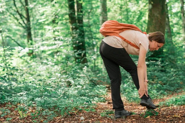 Yürüyüş Sırasında Ormanda Ayak Bileği Yaralanmış Bir Bayan Yürüyüşçü Seçici — Stok fotoğraf