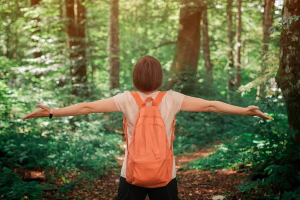 Senderista Femenina Con Amplias Manos Extendidas Bosque Vista Trasera Mujer — Foto de Stock