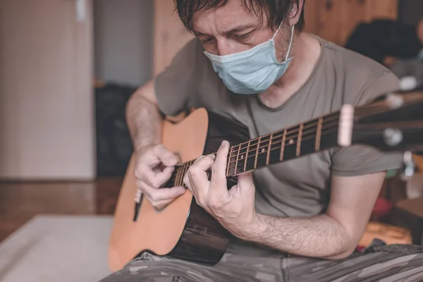Covid Coronavirus Salgını Sırasında Karantinasında Akustik Gitar Çalan Adam — Stok fotoğraf