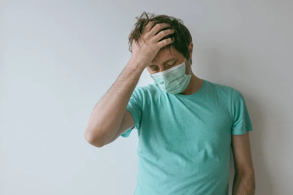 Mężczyzna Maską Migrenowym Bólem Głowy Jako Objawami Covid Portret Mężczyzny — Zdjęcie stockowe
