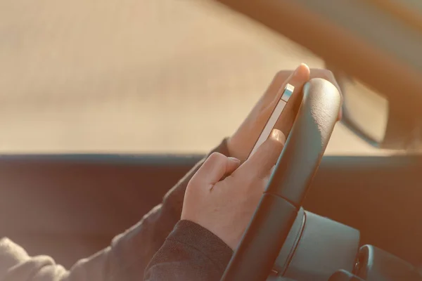 Affärskvinna Kör Bil Och Textmeddelanden Mobiltelefon Närbild Händerna Håller Smartphone — Stockfoto