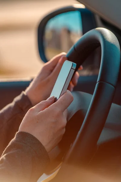 Imprenditrice Guida Auto Messaggi Testo Sul Telefono Cellulare Primo Piano — Foto Stock