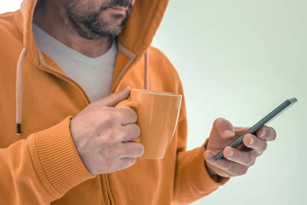 Man Die Morgens Koffie Drinkt Mobiele Telefoon Gebruikt Volwassen Man — Stockfoto