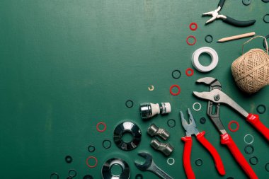 Üst görünüm tesisat araçları kopyalama alanı ile düz yatıyordu