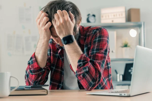 Freelancer Decepcionado Casa Escritório Com Cabeça Nas Mãos Foco Seletivo — Fotografia de Stock