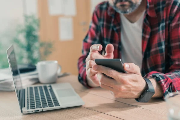 Freelancer Usando Telefone Celular Escritório Casa Mesa Foco Seletivo — Fotografia de Stock