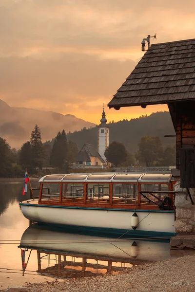 Bateau Moteur Électrique Pour Visite Guidée Lac Bohinj Slovénie Église — Photo