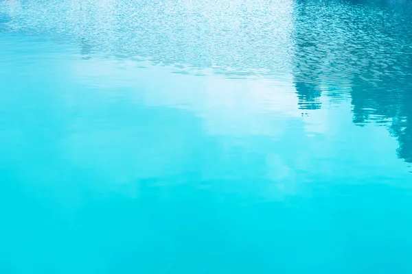 Água Piscina Azul Como Fundo Com Reflexos — Fotografia de Stock