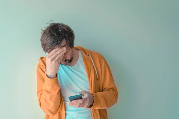 Homem Sonolento Usando Telefone Celular Pela Manhã Com Dor Cabeça — Fotografia de Stock