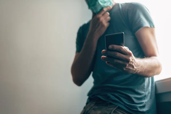Hombre Usando Smartphone Cuarentena Autoaislamiento Casa Durante Pandemia Brotes Virus —  Fotos de Stock