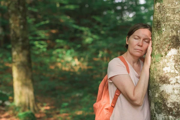 Ormanda Ağaç Gövdesine Yaslanan Kadın Çevreci Seçici Odaklanma — Stok fotoğraf
