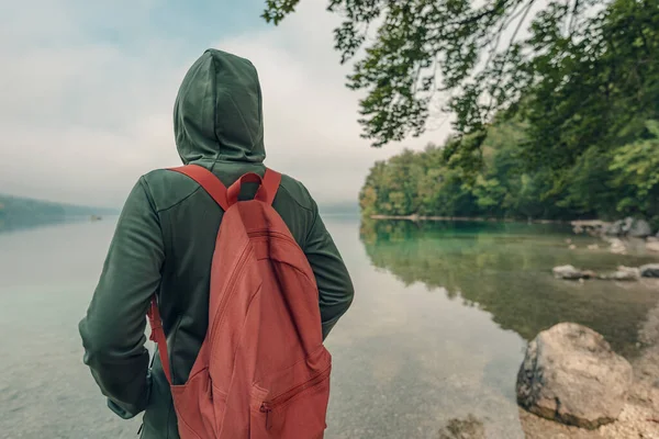 Bakifrån Kvinnliga Vandrare Njuter Utsikten Över Sjön Dimmig Sommar Morgon — Stockfoto