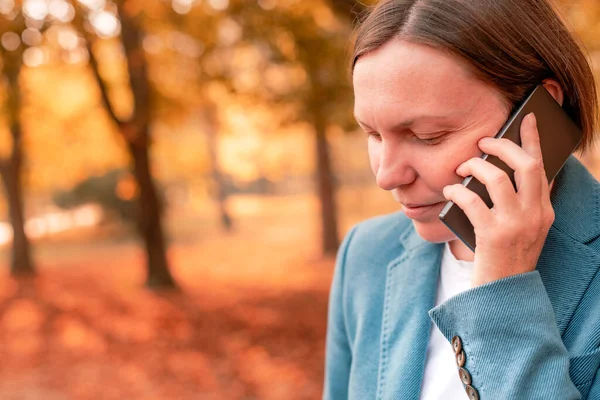 Geschäftsfrau Telefoniert Herbstpark Porträt Eines Erwachsenen Kaukasischen Geschäftsmannes Während Eines — Stockfoto