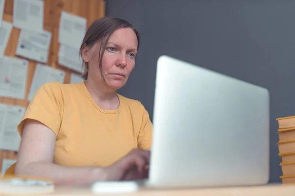 Vrouwelijke Freelancer Werkt Thuis Laptop Computer Vrouw Telewerken Vanuit Kantoor — Stockfoto