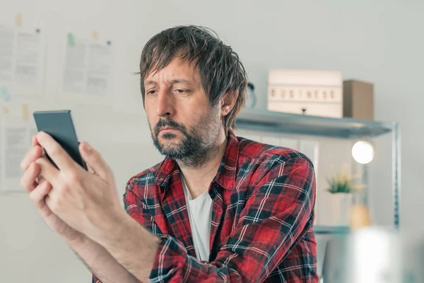 Bezorgde Freelancer Die Sms Jes Leest Mobiele Telefoon Zijn Eigen — Stockfoto