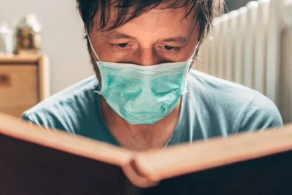Homem Lendo Livro Quarentena Auto Isolamento Casa Durante Pandemia Surto — Fotografia de Stock