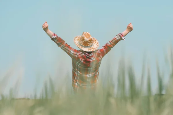 Bem Sucedida Agricultora Agrônomo Com Mãos Levantadas Para Vitória Sucesso — Fotografia de Stock