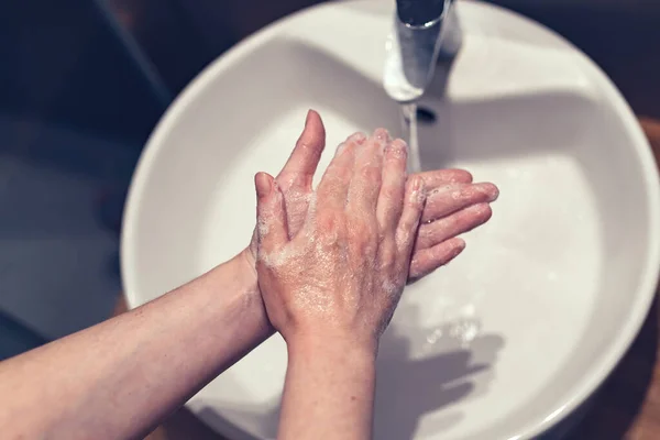 バスルーム 健康管理と衛生 選択的な焦点で女性の手を洗う — ストック写真