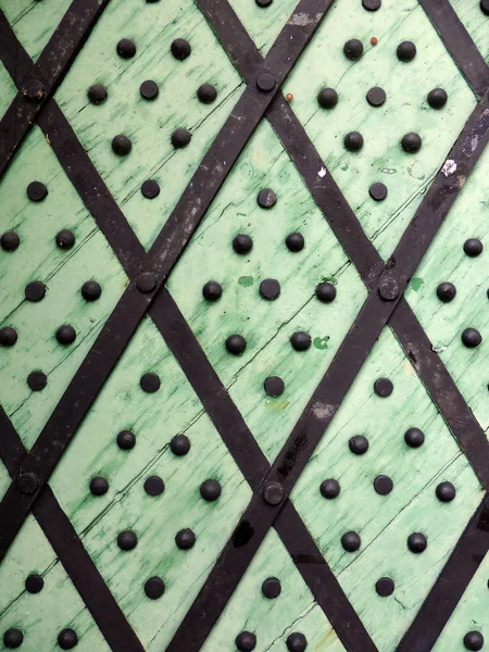 古代の木製の門のフラグメント — ストック写真