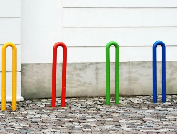 Estacionamento de bicicleta feito de tubos dobrados — Fotografia de Stock