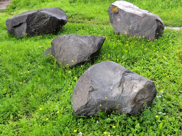 Boulders of shungite on lawn — Stock Photo, Image