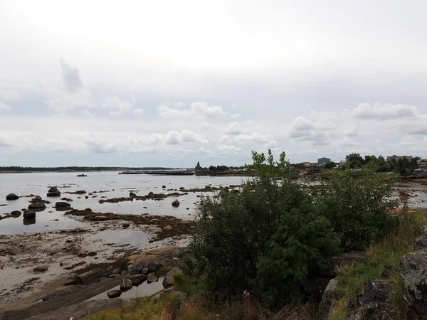 干潮時の白い海の海岸。ケミ近郊の Rabocheostrovsk 村。カレリア — ストック写真