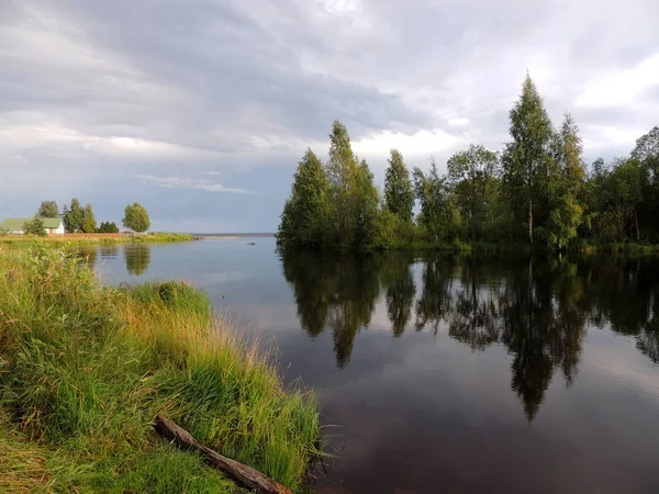 Ústí řeky Kumsa. Místo, kde se řeka vlévá do Oněžského jezera. — Stock fotografie