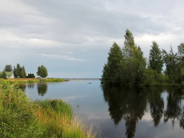 Mouth of the river Kumsa. The place where river flows into Lake Onega. — Stock Photo, Image