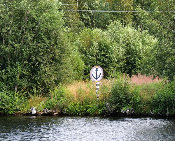 Sign "Do not Throw Anchors" on  shore of White Sea-Baltic Canal — Stock Photo, Image