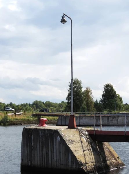 Kaj på vit – Östersjön Canal — Stockfoto