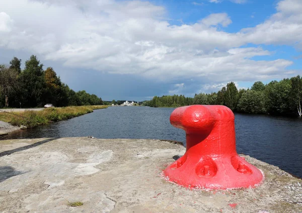 Mooring bollard on quay against  background of lock number three of  White Sea-Baltic Canal — Stock Photo, Image