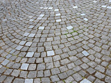 Arazi taşla kaplıydı. Arkaplan