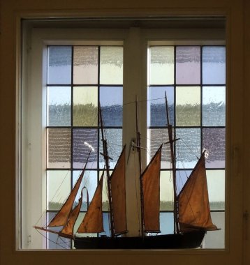 Renkli gözlüklü yelkenli modeli