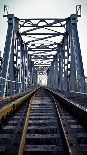 Eisenbahnbrücke über den Fluss — Stockfoto