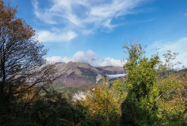 View over Sassalbo, in the comune of Fivizzano, Lunigiana, Italy. Near Cerreto pass in the Apennine Mountains. Autumn colours and fog. — Stock Photo, Image