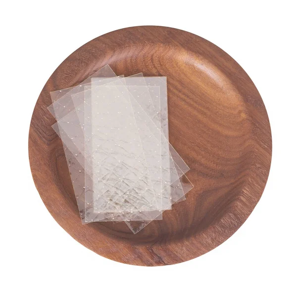 無色のゼラチンのシートは、白に隔離された木製のプレートにゼラチンの葉。食材. — ストック写真