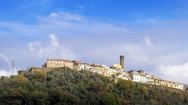 Caprigliola koło Aulla, Massa Carrara, Włochy, średniowieczna wioska na wzgórzu w jesiennym słońcu. Lunigiana. Zdjęcia Stockowe bez tantiem