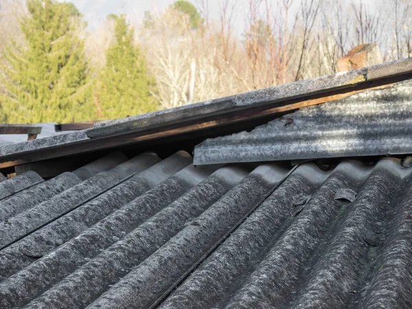 Old corrugated asbestos roof on agricultural building. Closeup. — Stock Photo, Image