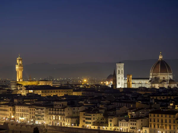 Florenz in der toskana, italien. Blick über die Stadt am späten Abend Januar 2020. Blick auf den Dom alias Kathedrale und Signoria-Turm. Stockfoto