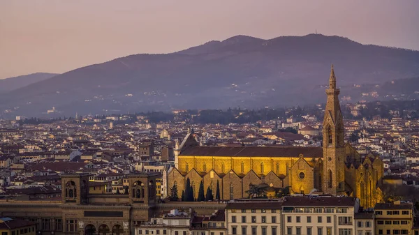 Nocny widok na Florencję, Włochy, z podświetlaną Bazyliką Świętego Krzyża Santa Croce . Zdjęcie Stockowe